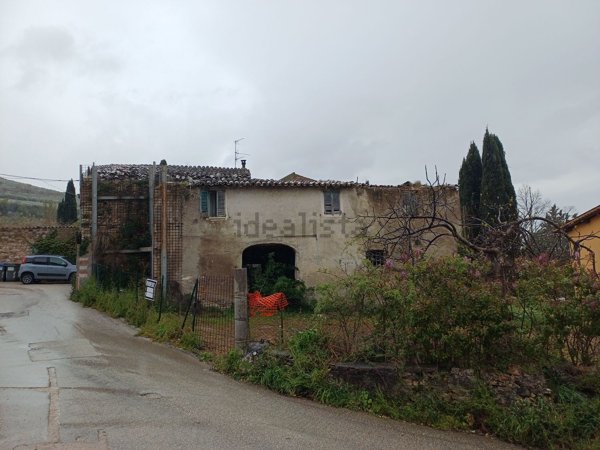 casa indipendente in vendita a Foligno