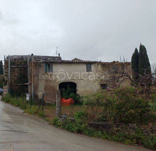 casa indipendente in vendita a Foligno in zona Carpello