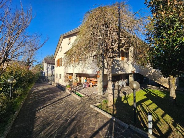 casa indipendente in vendita a Foligno in zona Camino