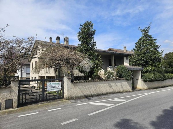 casa indipendente in vendita a Foligno in zona Camino