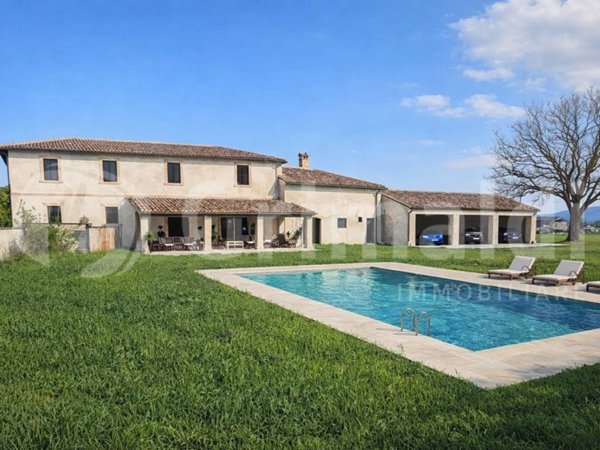 casale in vendita a Foligno in zona Budino