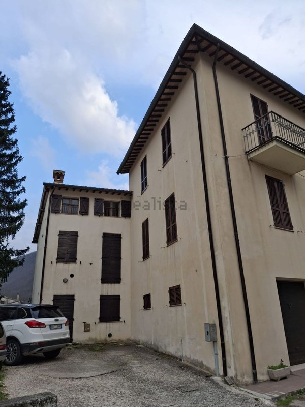 casa indipendente in vendita a Foligno in zona Scopoli
