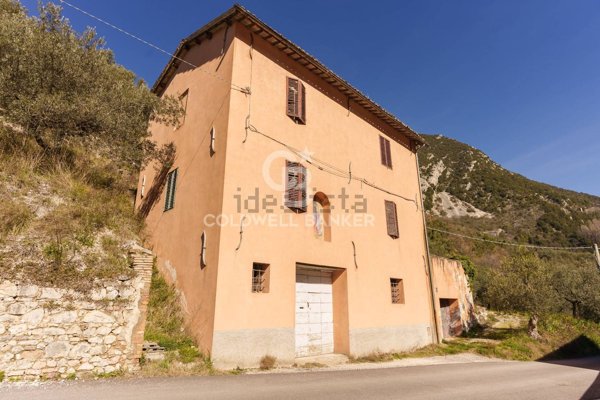 casa indipendente in vendita a Foligno in zona Belfiore