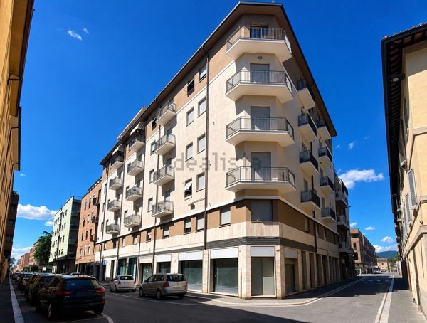 locale commerciale in vendita a Foligno in zona Montarone