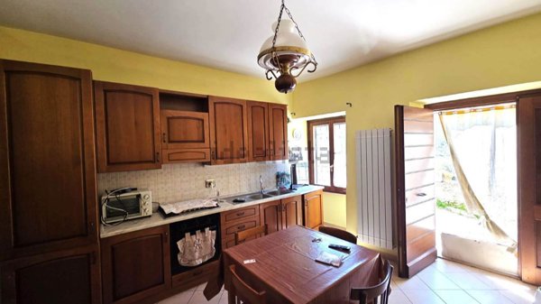 casa indipendente in vendita a Foligno in zona Scopoli