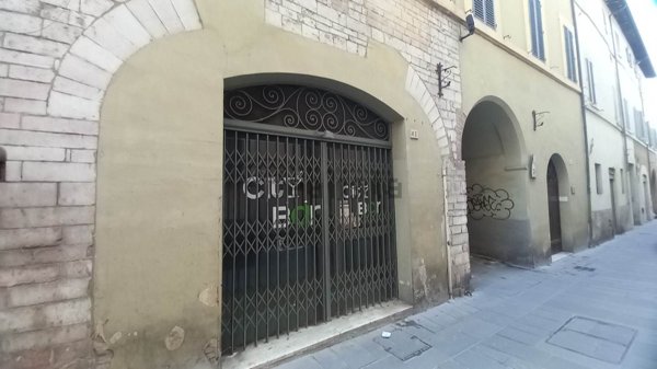 locale commerciale in vendita a Foligno