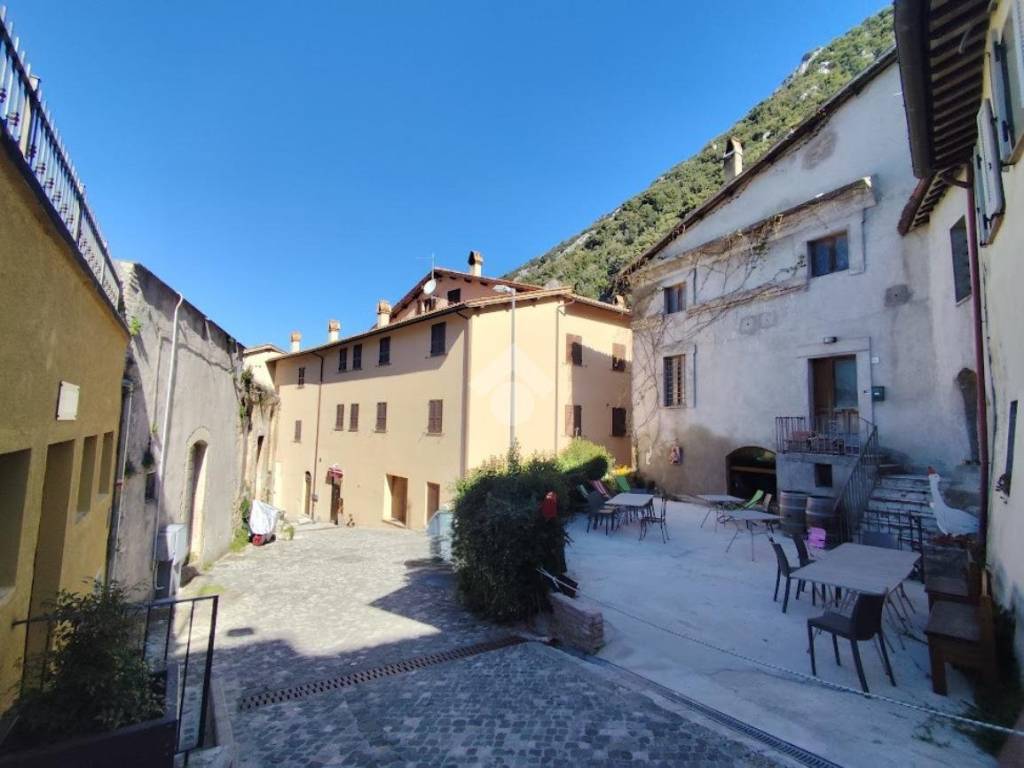 appartamento in vendita a Foligno in zona Colfiorito