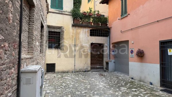 negozio in vendita a Foligno