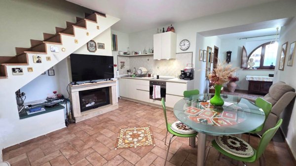 casa indipendente in vendita a Foligno in zona Scopoli