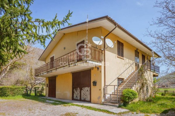 casa indipendente in vendita a Foligno in zona Scopoli