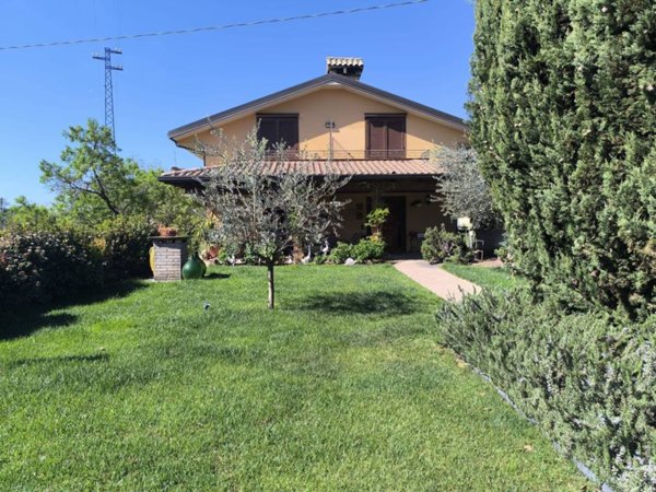 casa indipendente in vendita a Foligno in zona Colfiorito