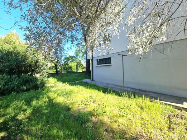 casa indipendente in vendita a Foligno in zona Fondi
