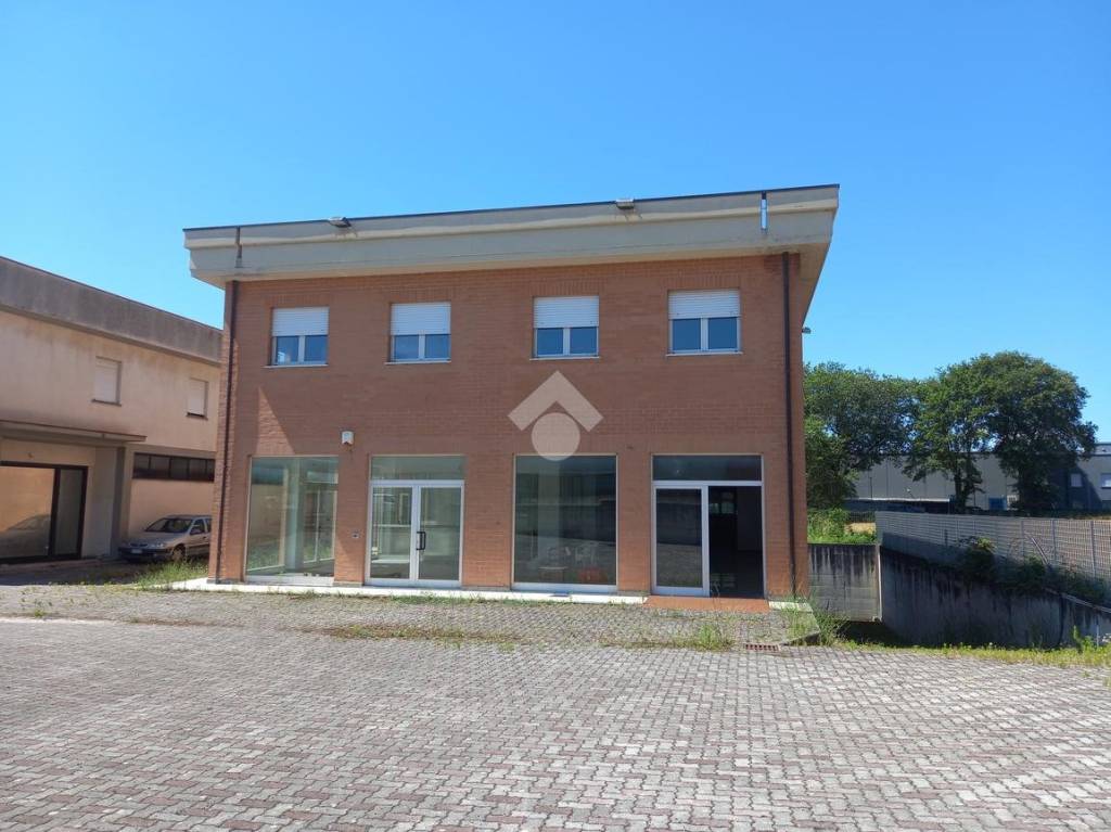 locale commerciale in vendita a Foligno in zona San Giovanni Profiamma