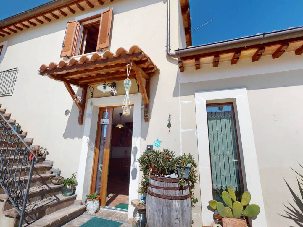 casa semindipendente in vendita a Foligno in zona San Giovanni Profiamma
