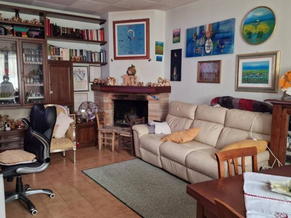 casa indipendente in vendita a Foligno in zona Corvia