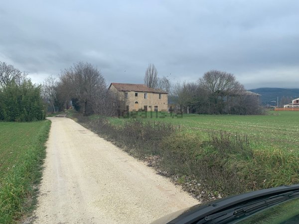 casa indipendente in vendita a Foligno in zona Tenne