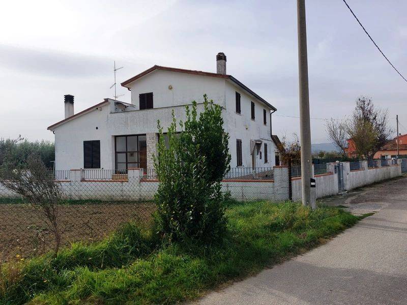casa indipendente in vendita a Foligno in zona Fiamenga