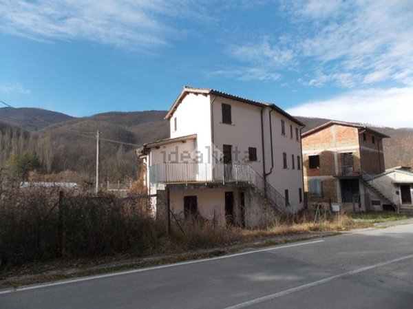 casa indipendente in vendita a Foligno in zona Rasiglia
