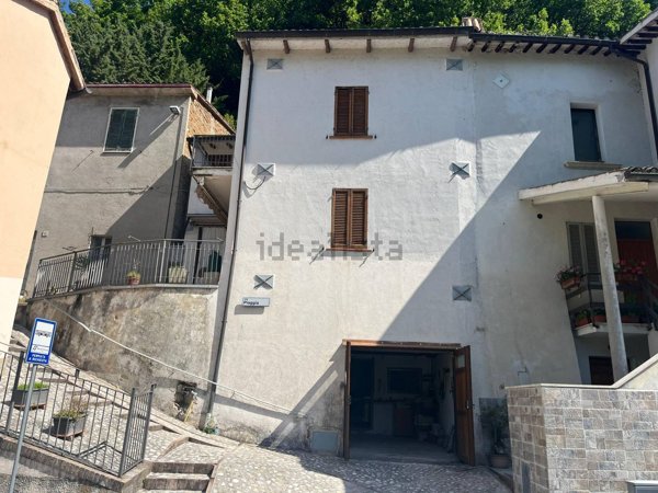casa indipendente in vendita a Foligno in zona Casenove