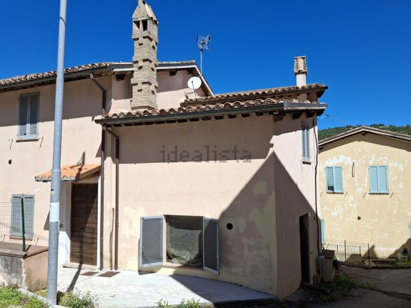 casa indipendente in vendita a Foligno in zona Verchiano