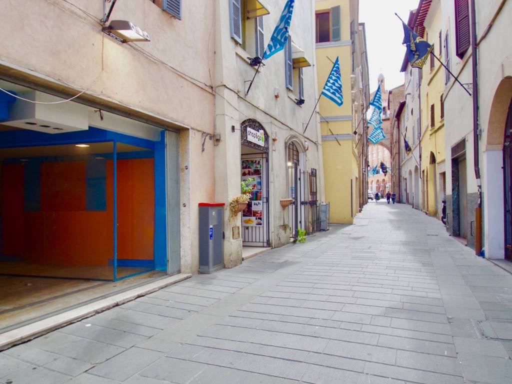 negozio in vendita a Foligno