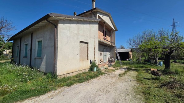 casa indipendente in vendita a Foligno