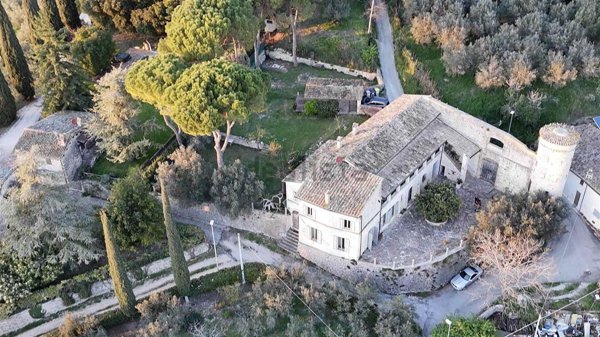 casa indipendente in vendita a Foligno in zona Treggio