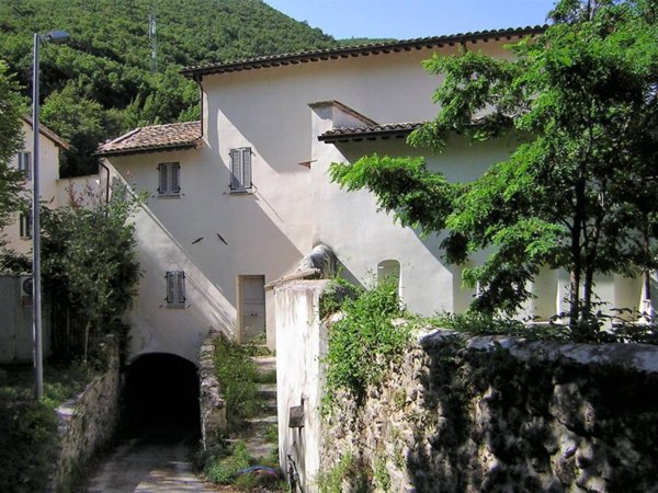 intera palazzina in vendita a Foligno in zona Annifo