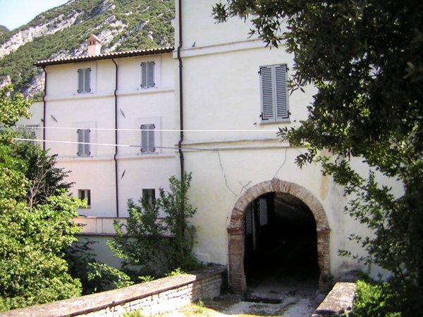 intera palazzina in vendita a Foligno in zona Colfiorito