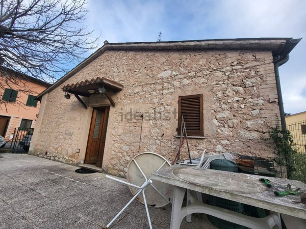 casa indipendente in vendita a Foligno in zona Rasiglia