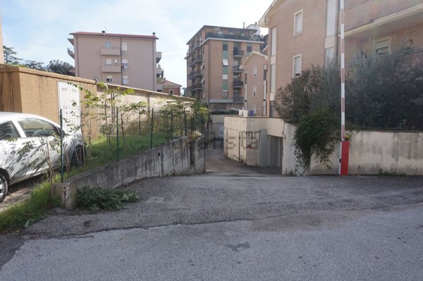locale di sgombero in vendita a Foligno