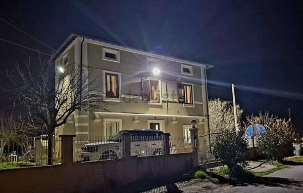 casa indipendente in vendita a Foligno in zona Scafali