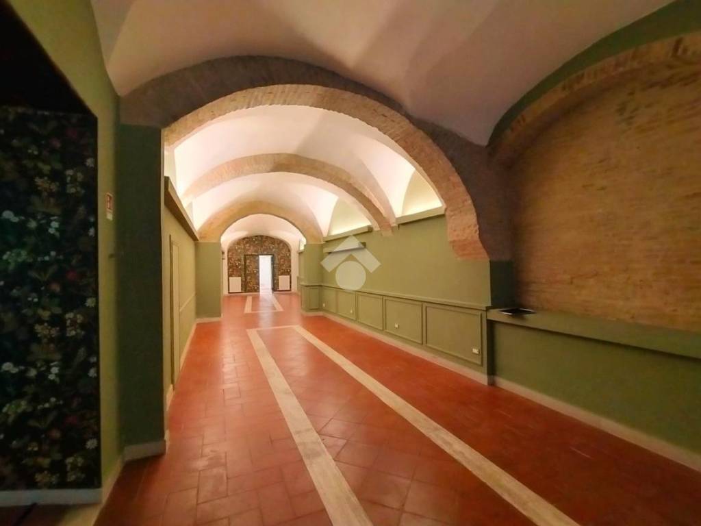 negozio in vendita a Foligno