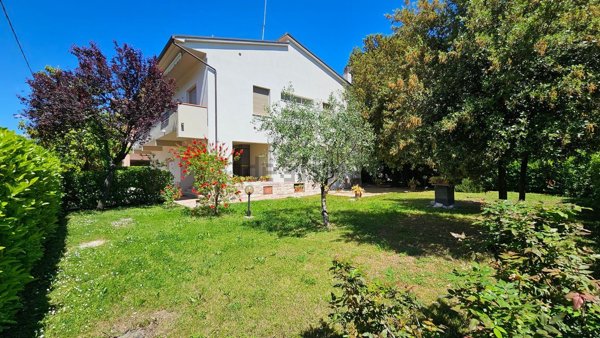 casa indipendente in vendita a Foligno