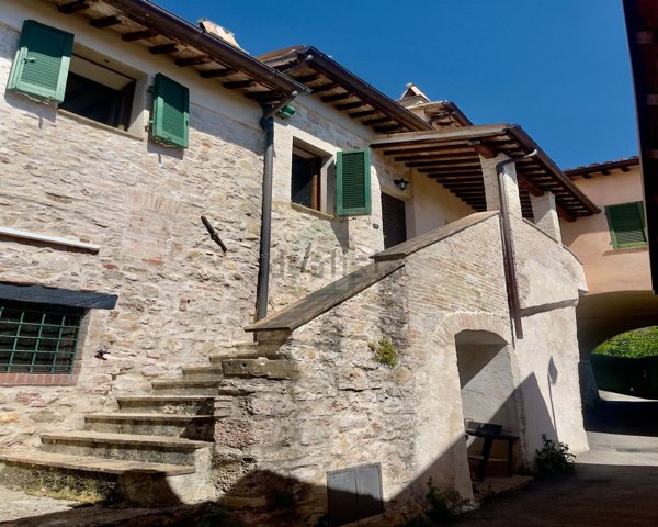casa indipendente in vendita a Foligno in zona Liè