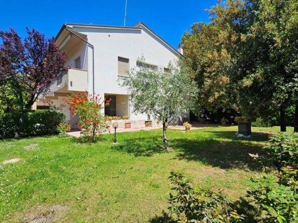 casa indipendente in vendita a Foligno