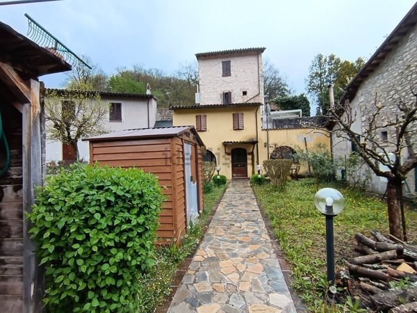 casa indipendente in vendita a Foligno in zona Leggiana