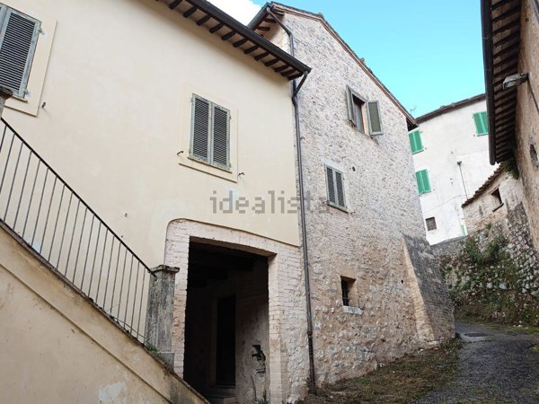 casa indipendente in vendita a Foligno in zona Fondi