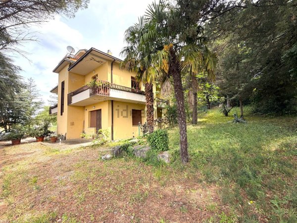 casa indipendente in vendita a Foligno in zona Vescia