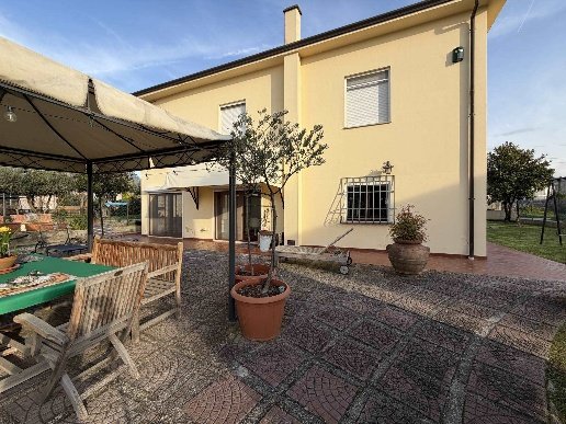 casa indipendente in vendita a Foligno in zona Scanzano