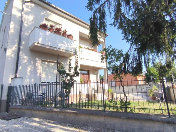 casa indipendente in vendita a Foligno in zona Sterpete