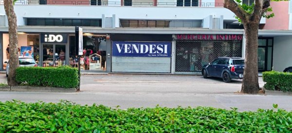 negozio in vendita a Foligno