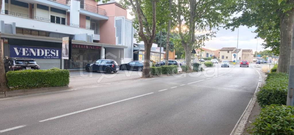 negozio in vendita a Foligno