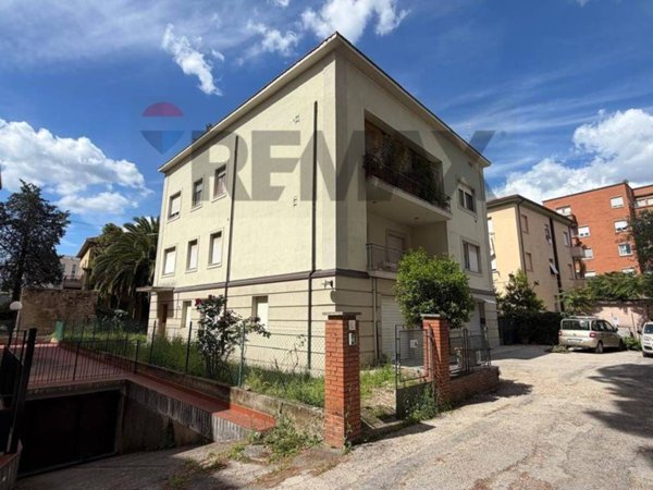 casa indipendente in vendita a Foligno