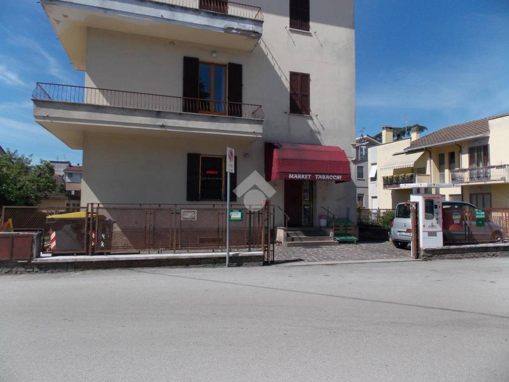 negozio in vendita a Foligno