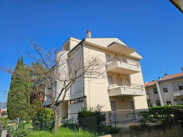 casa indipendente in vendita a Foligno in zona Sterpete