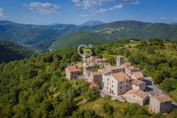 casale in vendita a Foligno in zona Rasiglia