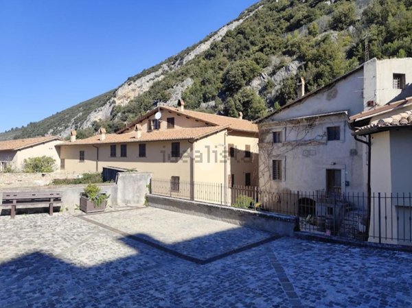 appartamento in vendita a Foligno in zona Pale