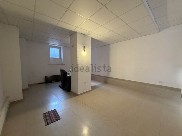 locale commerciale in vendita a Foligno
