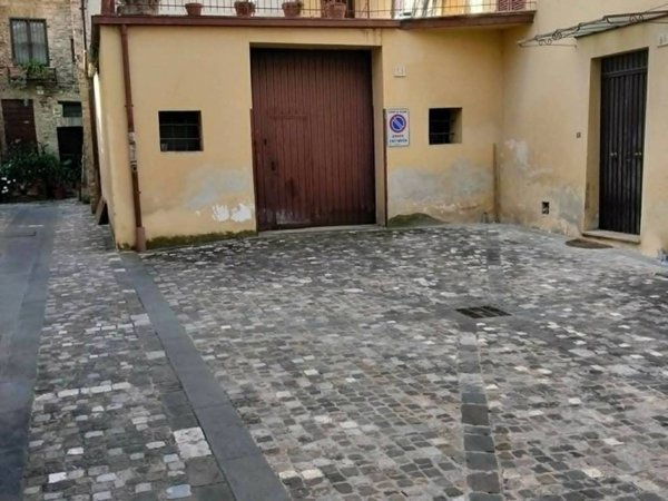 locale di sgombero in vendita a Foligno